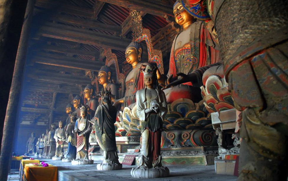 奉国寺原名咸熙寺,金代改名为奉国寺;因大雄宝殿内塑有七尊大佛,故又