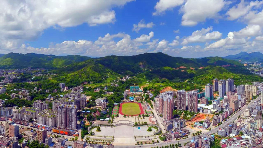 广东河源最南的县，人口84万，拥有越王山景区