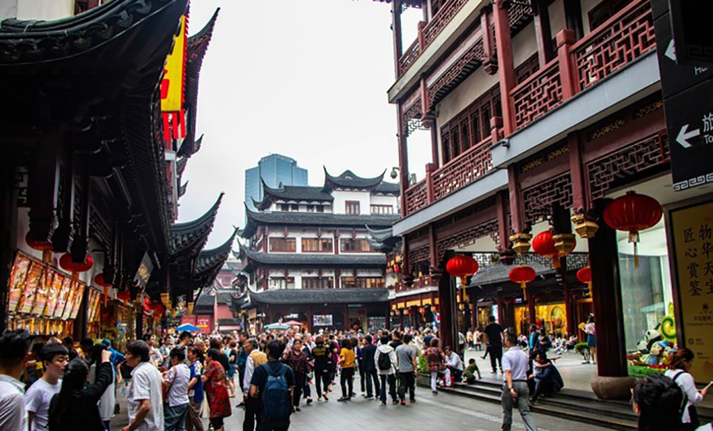 庙外步行街行人往来,小吃店琳琅满目,格外热闹.