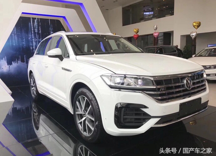 到店实拍新大众途锐3.0低配,白色车身车尾像卡宴,钥匙很有档次