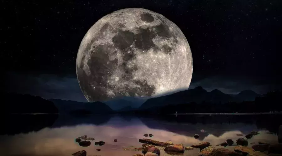 望月最相思，在面对月亮时，都在思念谁呢？