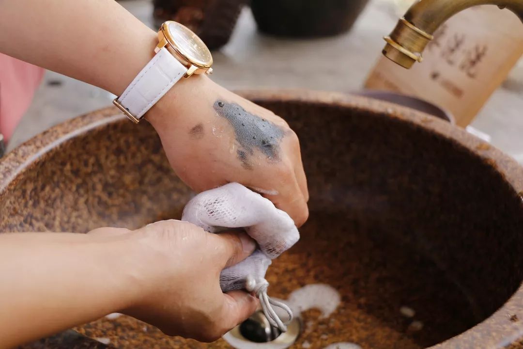 用水搓搓就生泡,可以洗头洗澡