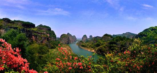 龙虎山风景名胜区包括仙水岩,龙虎山,上清宫,洪五湖,马祖岩和应天山等