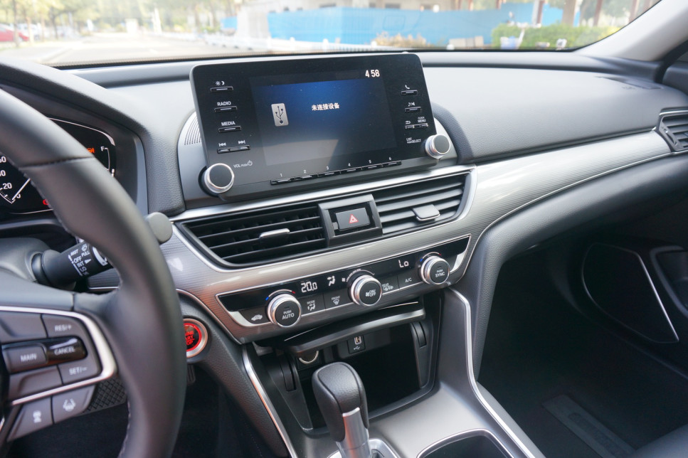 不同于老款雅阁严谨端庄的风格,第十代雅阁内饰运用了更多直线和顺滑