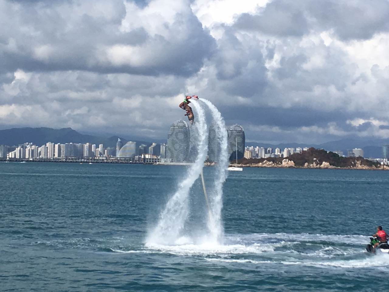 对于国内普遍存在的服务是没有价值的传统观念来说,这一步事实上走得