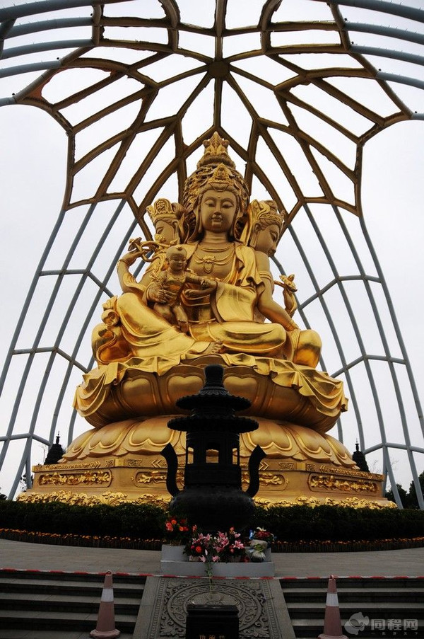 观音山是一个高地,在这可以俯览四面风景,遗憾的是空气不太通透