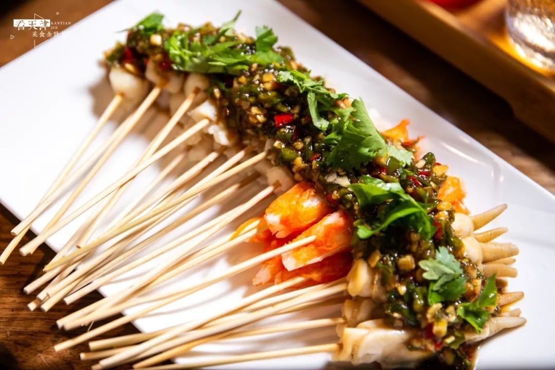 海鲜串串香拼盘里有四种海鲜,大个又新鲜,外面淋上特制的酱料,一口