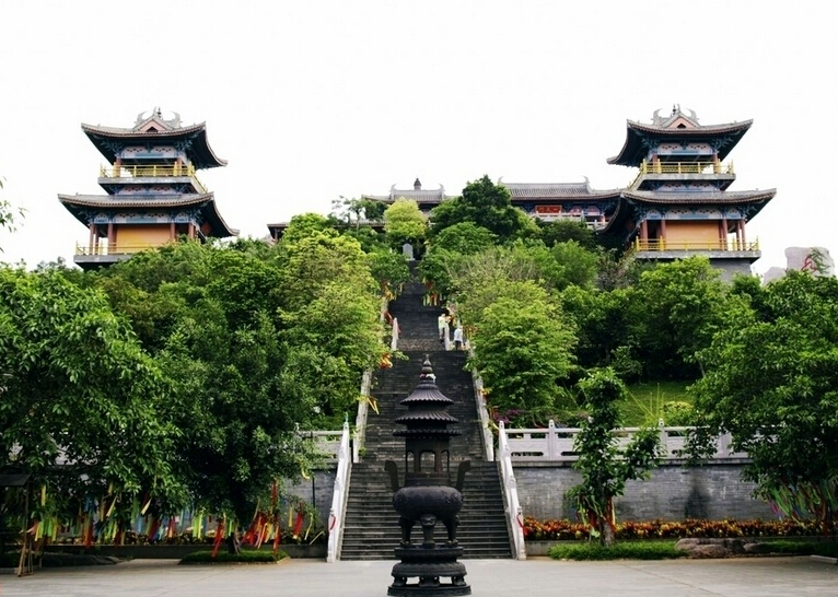 海南文笔峰道家文化苑,坐落在距海口46公里处的定安县文笔峰境内.