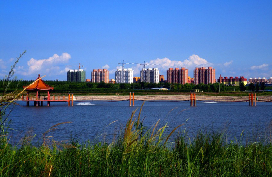 黑龙江绥化人口最多的县级市，紧邻哈尔滨，拥有肇岳山景区