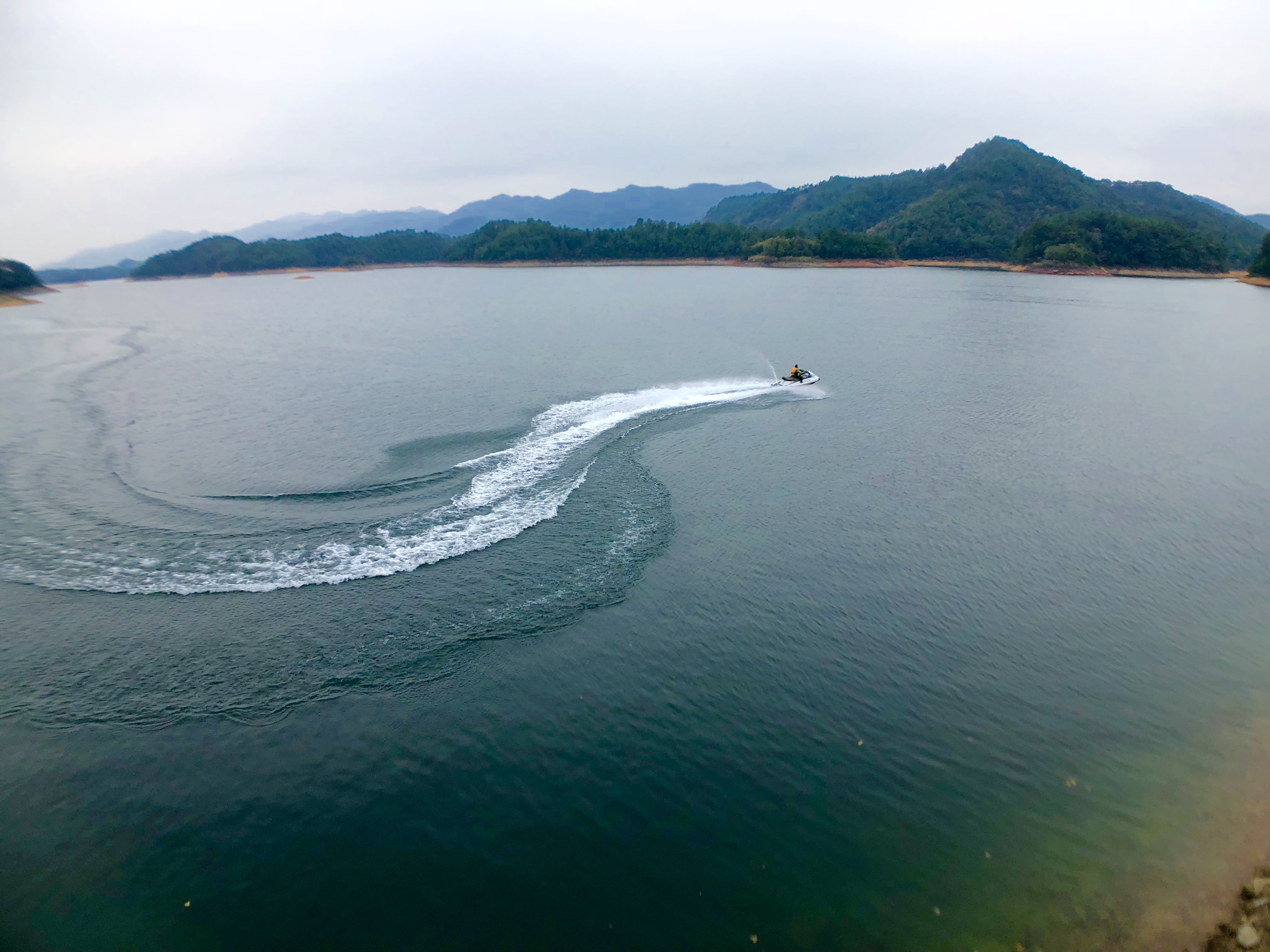 千島湖位於浙江省杭州市淳安縣,建於1955年是為建新安江水電站攔蓄