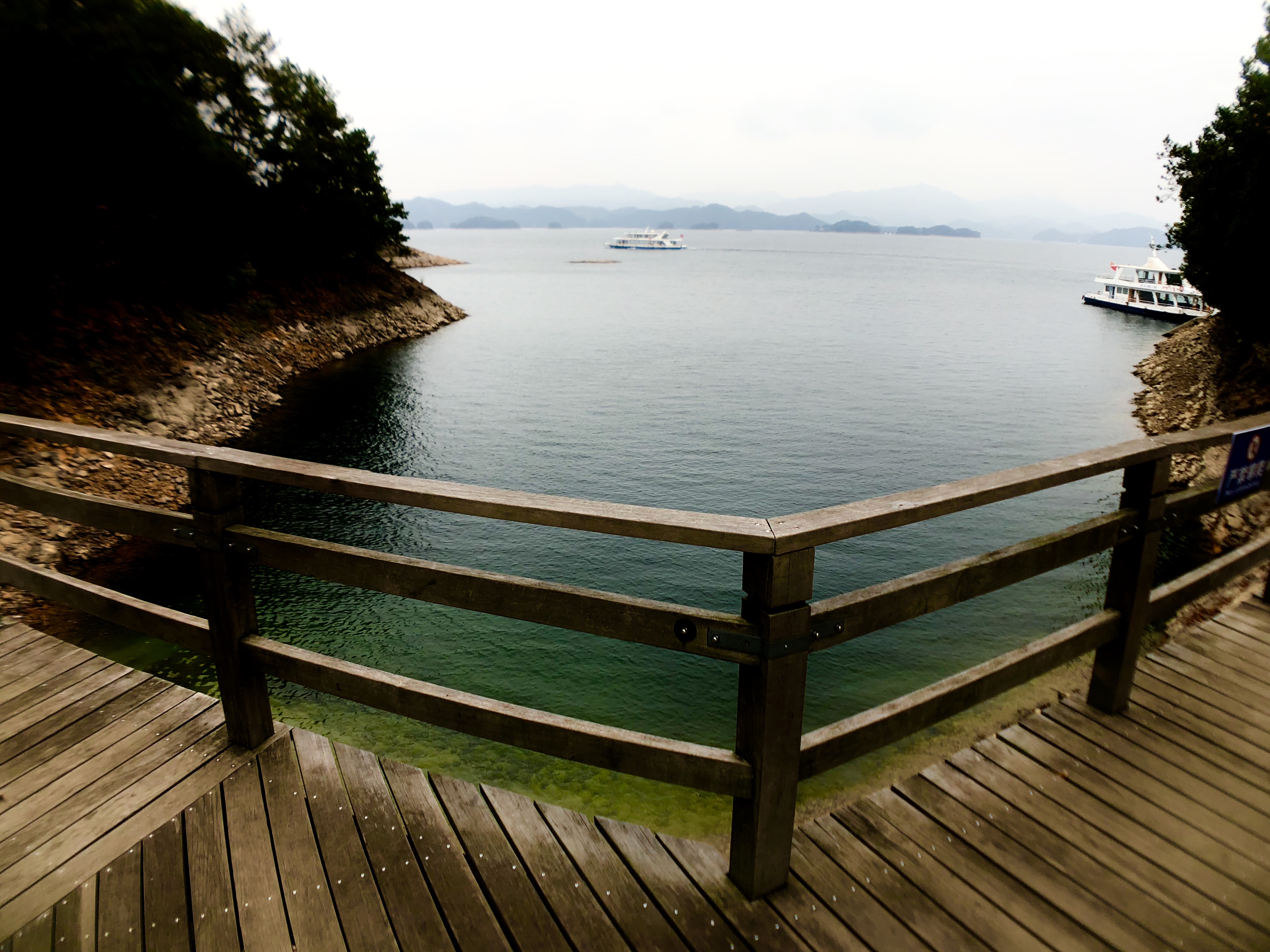 玩-千島湖中心湖區碼頭前往各個遊玩主島千島湖風景區,又稱新安江水庫