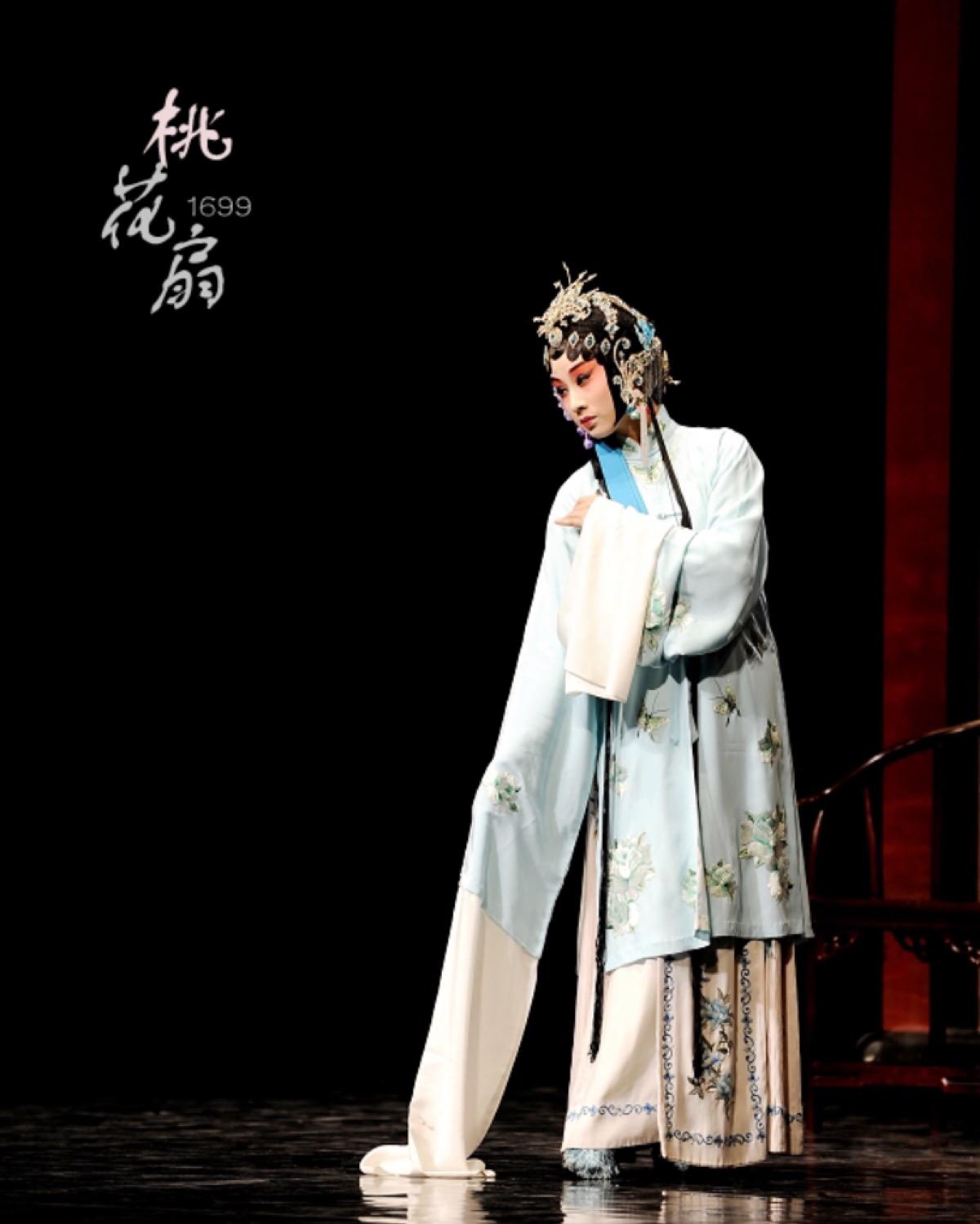 人物形像的塑造 《桃花扇》中塑造了众多的人物形像,上自帝王将相,下