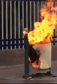 搞笑GIF有趣图片：史上最快灭火，门都不带出的！