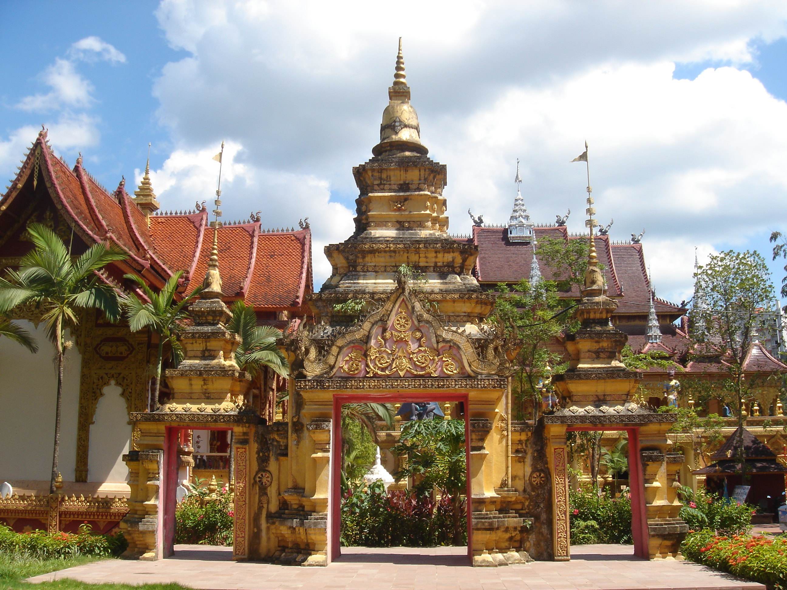 有什么具体景点,西双版纳的景点繁多,主要有:西双版纳原始森林公园