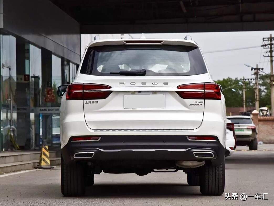 平直的线条更能够营造气场,较长的车顶行李架对于rx8这样的车型而言