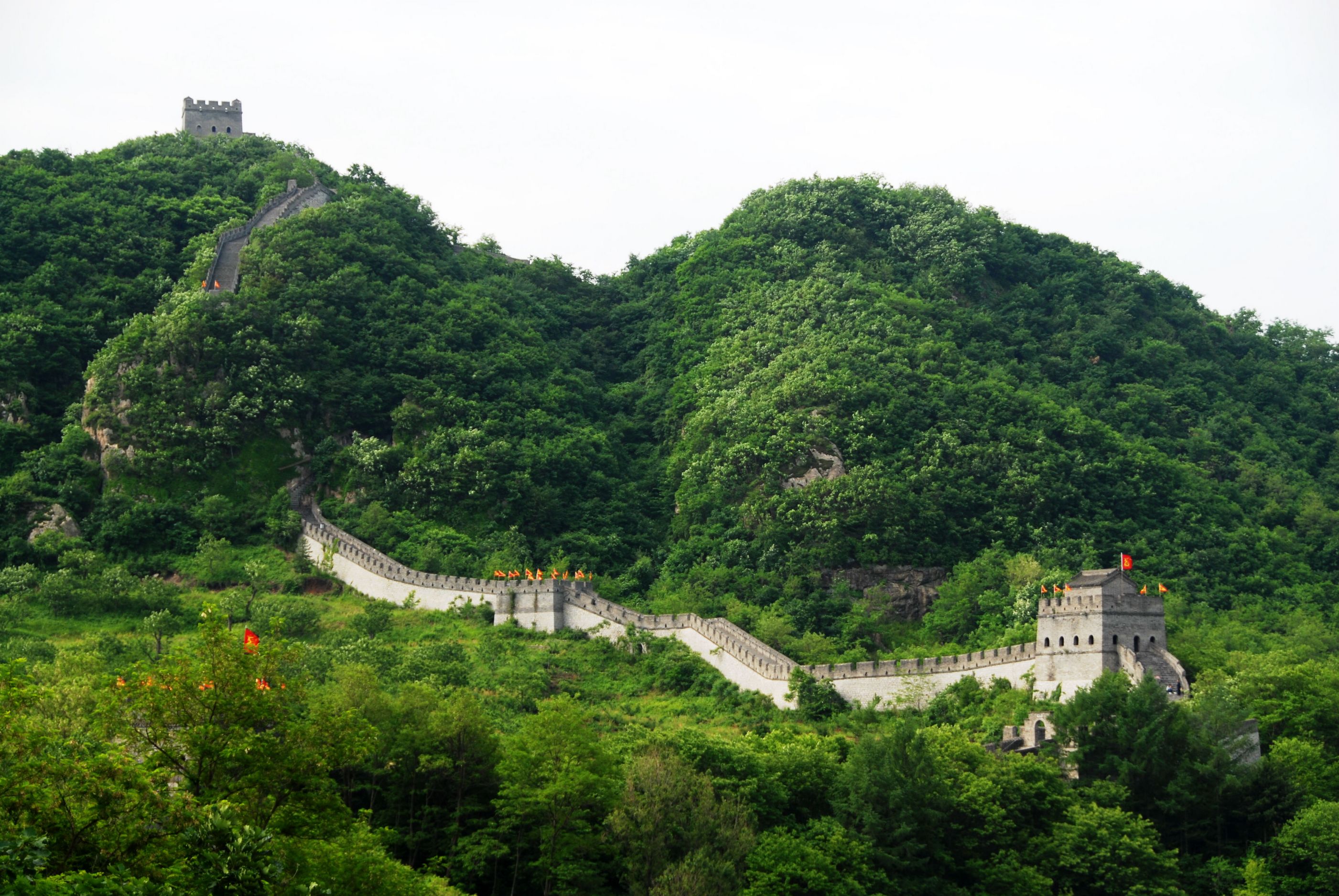 是丹东最大的综合性公园,位于市区北部的锦江山南坡,南距鸭绿江岸1.