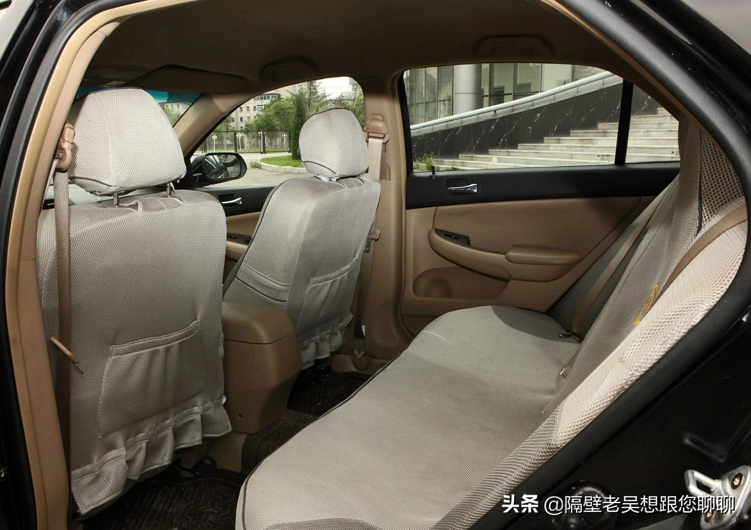 《比亚迪f6》空间方面:出游家人是不会感觉到拥挤的,整车的乘坐空间很