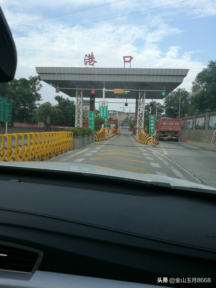 对于这样的著名地方,服务区应该设立在收费站之前,这似乎才更加科学.