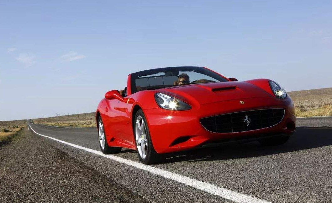 法拉利旗下卖的最便宜的跑车!破百仅需3.5秒,还是个敞篷车