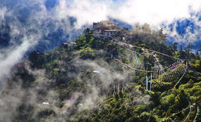 矗立在山顶悬崖处，时隐时现的寺庙——卡久寺