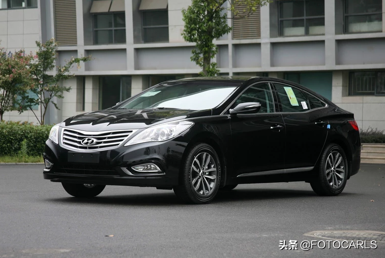 现代雅尊3.0l v6顶配实拍,进口售价31.28万,尾灯设计很美系