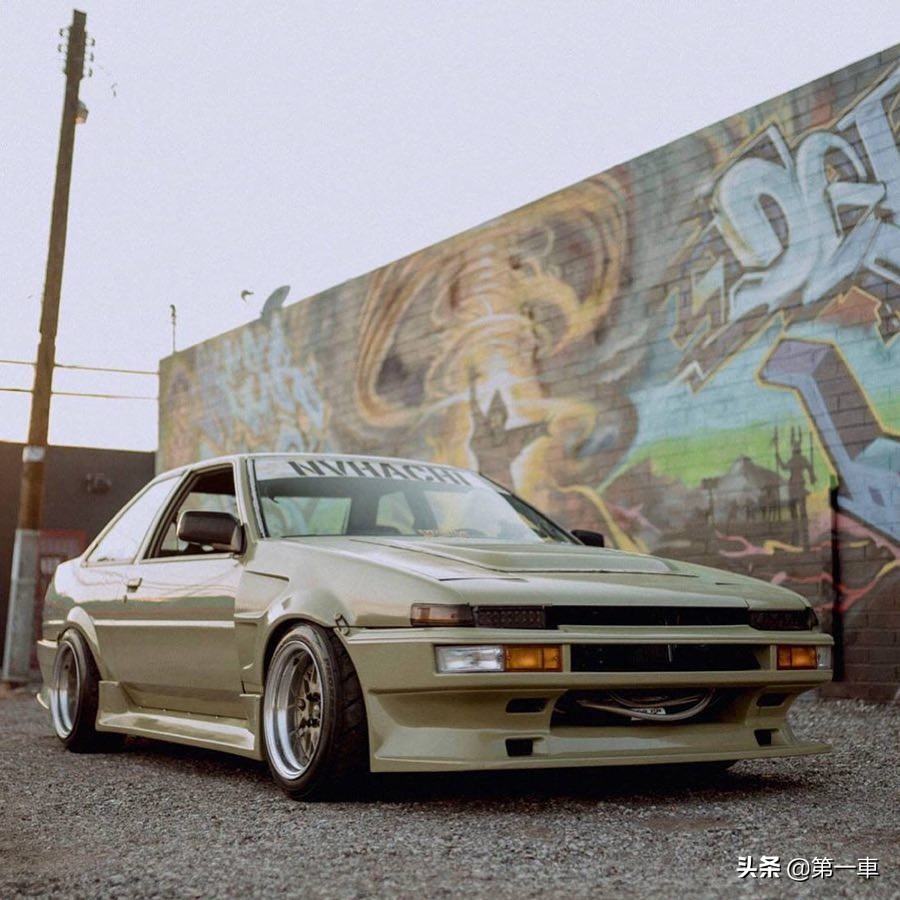 《头文字d》细节控的丰田ae86双门改装版,卡罗拉的前世兄弟.