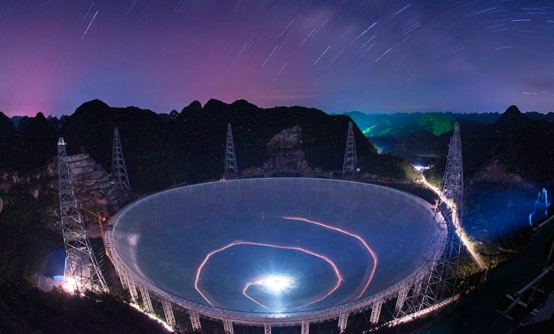 观测宇宙3年，中国天眼接收到遥远宇宙的信号，距离30亿光年