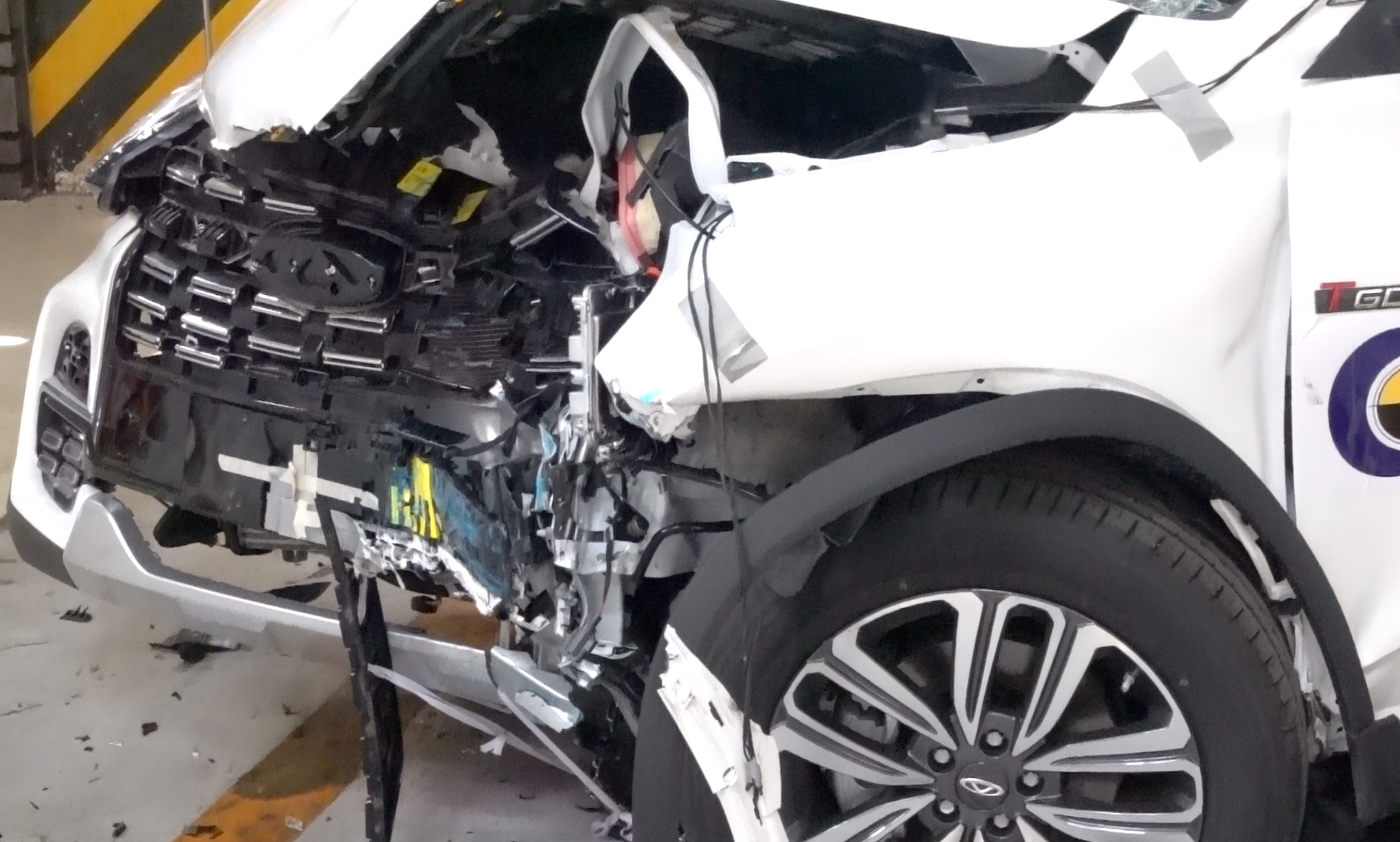 角师傅总结:从碰撞测试过程中来看,瑞虎8车身结构整体设计还算合理