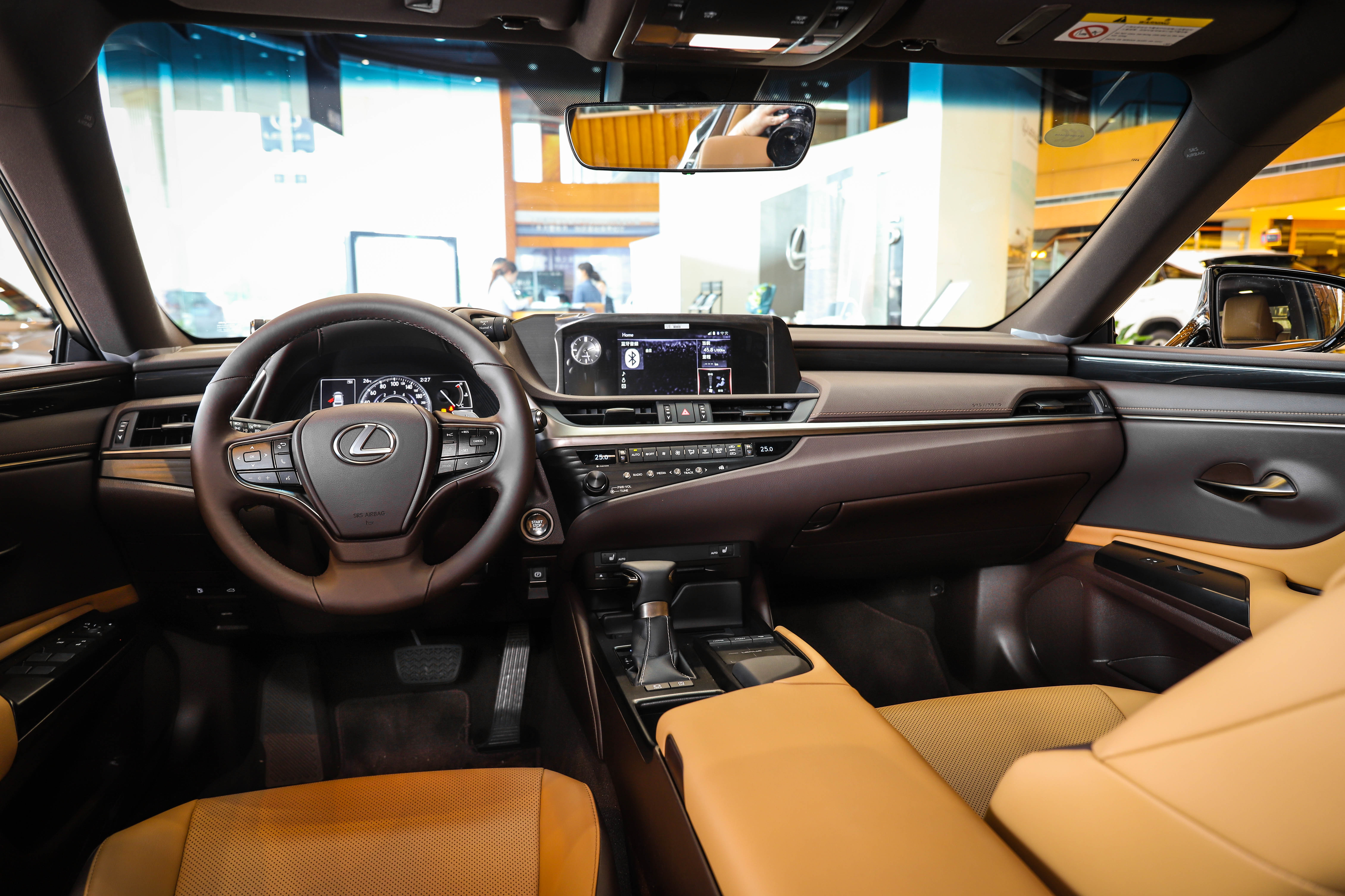 至于内饰方面,哪怕是最低配的es200让普通人也难以分出它是高配还是低