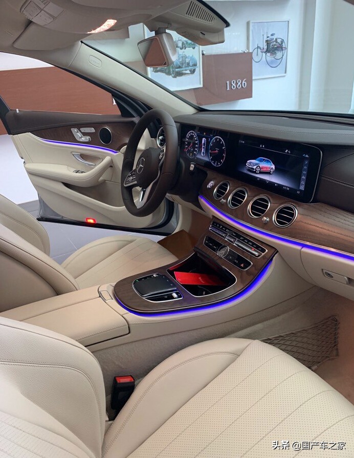 罕见银色立标奔驰e300l,配浅内饰,网友:这才是奔驰该有的气质