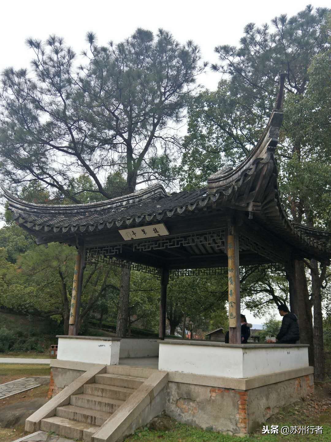 景区内多处建筑为清康熙年间重修,因之前被破坏严重灵岩山风景区以奇
