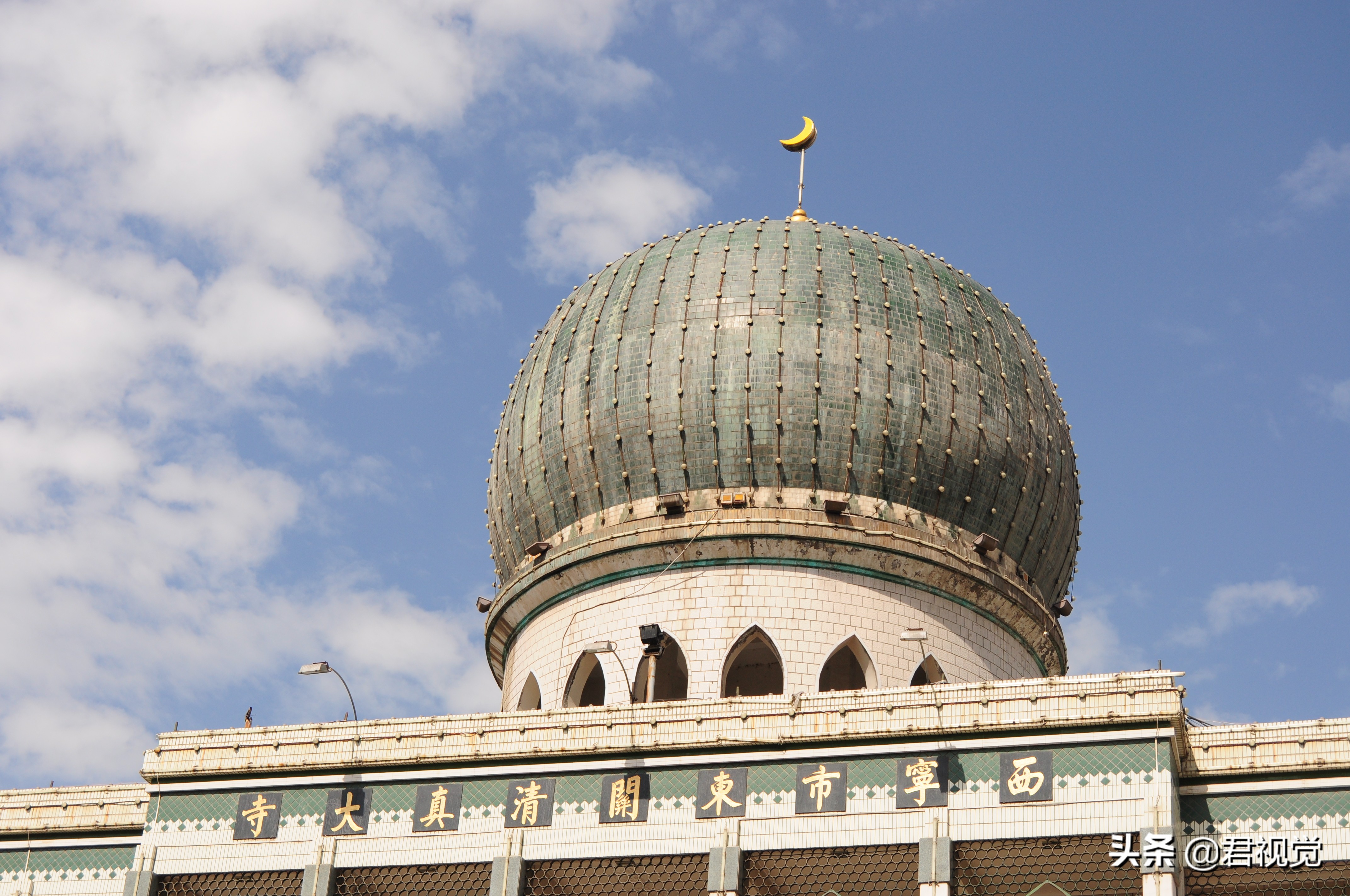 青海省最大的清真寺,建筑雄伟,融合了汉,藏,伊斯兰几种风格,正中的