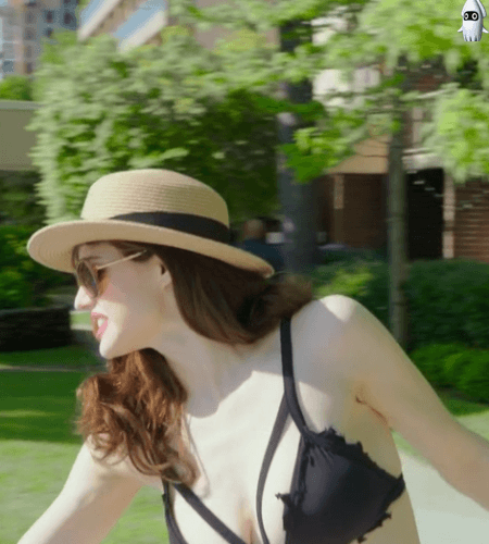 美女内涵性感GIF图片：就喜欢阳光热烈的夏天