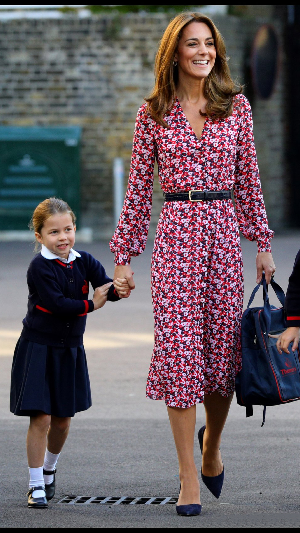 凯特王妃一家出门,穿碎花裙秀身材,却被4岁小公主抢镜?