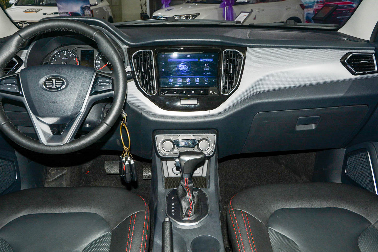 [图为现款一汽森雅r7车型]内饰方面,全新森雅r7的布局更显简洁时尚