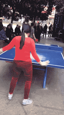 搞笑GIF图片：广场舞加乒乓球，也能说是创新了！