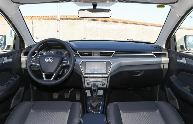 骏派a50的内饰档次感十足,中控台的层次感和线条感还是很不错的,三幅