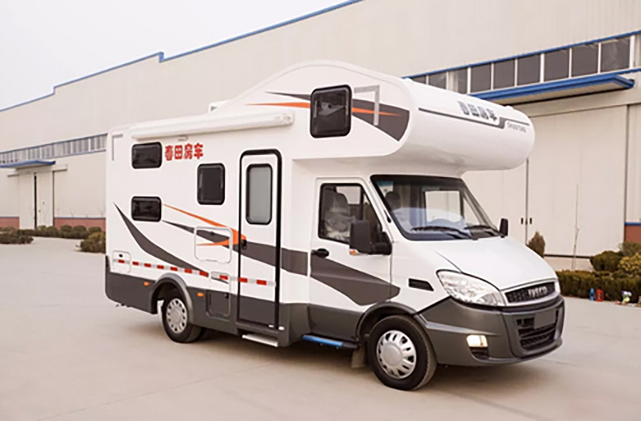 8万元的依维柯c型房车,和春天一起同行