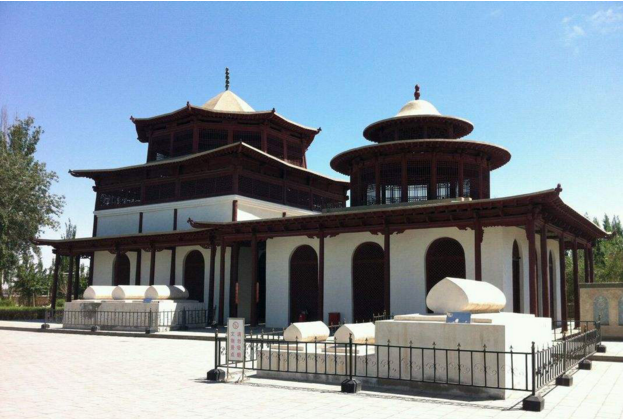 艾提尕尔清真寺建于清朝康熙年间,规模壮观,东西长60米,南北宽38米