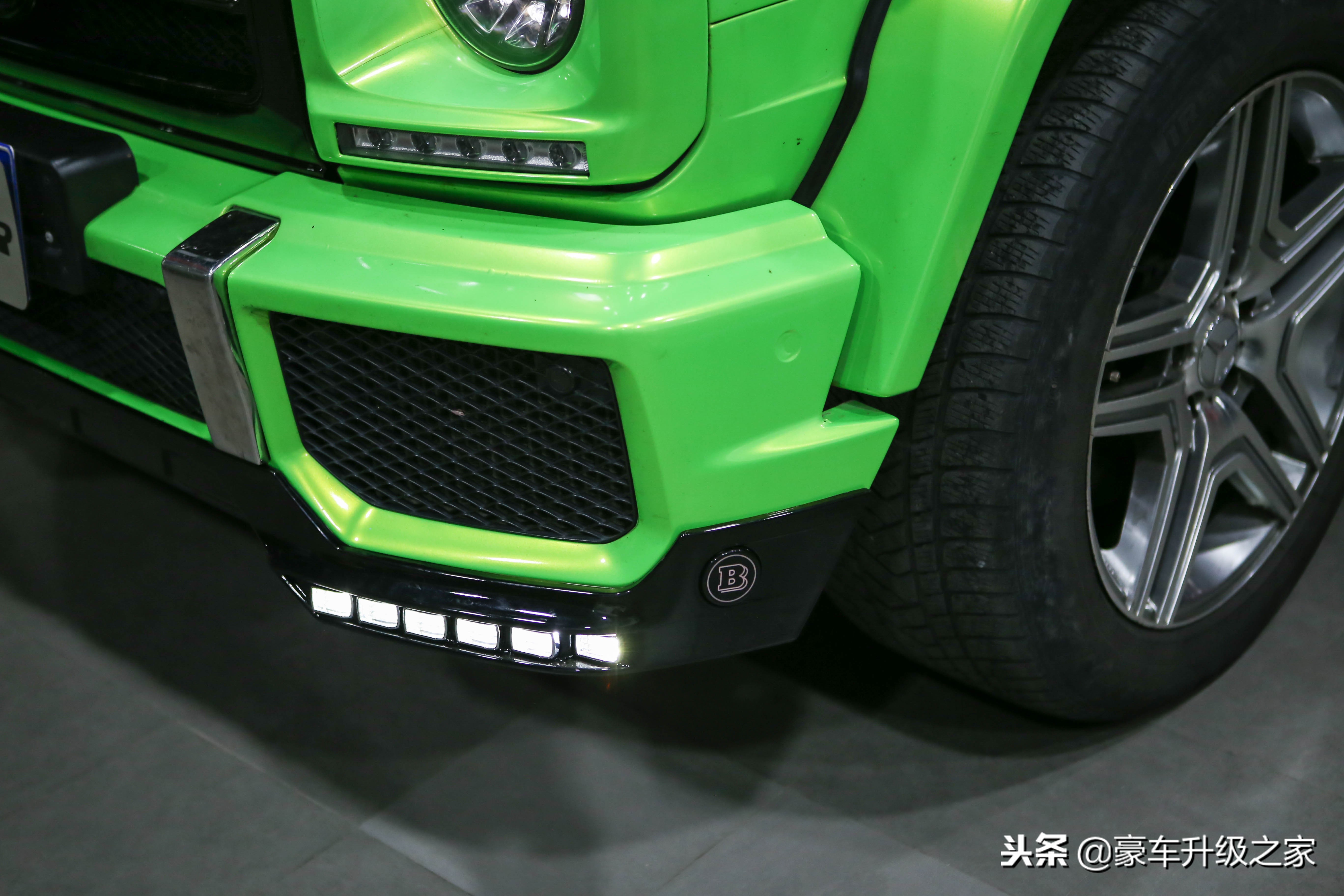 有钱人真会玩,把350万的车改装原谅色,奔驰g63 amg改装巴博斯