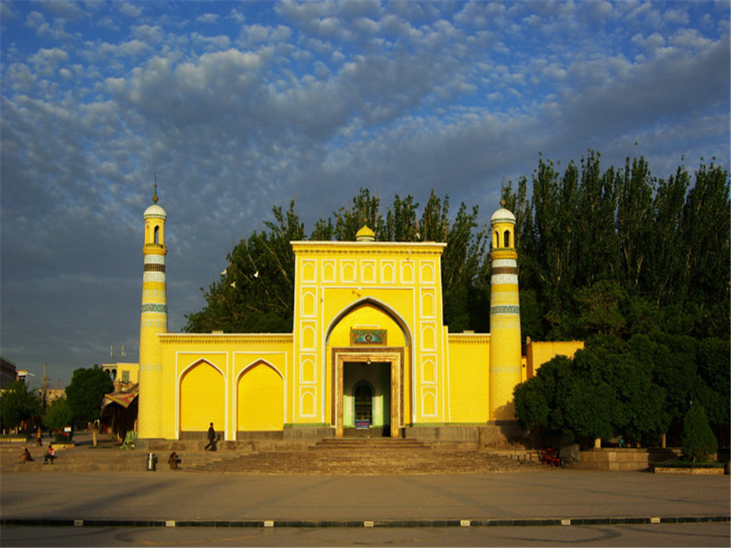 艾提尕尔清真寺位于喀什市内,民族文化气息比较浓重,俗话说不带喀什