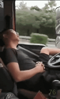 爆笑动图GIF图片：这是我在开车时，睡得最安稳的一次！