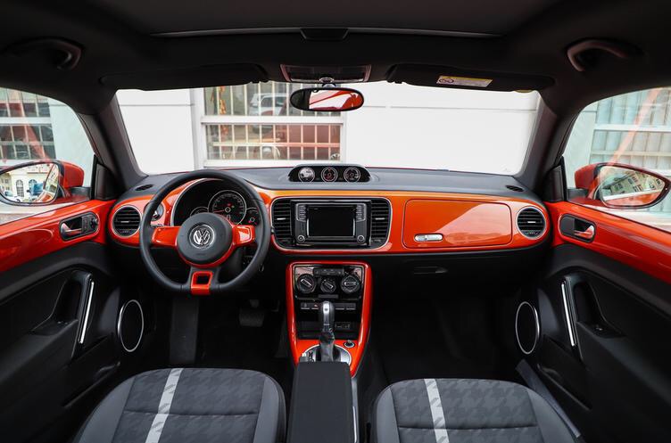 就连定位为小型车的polo都是5个车门,可见大众甲壳虫的内部空间不是