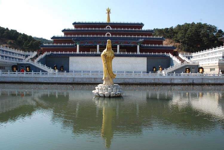 万佛园,是经国家民政部,国家文物局批准,由香港宣威集团与遵化市民政