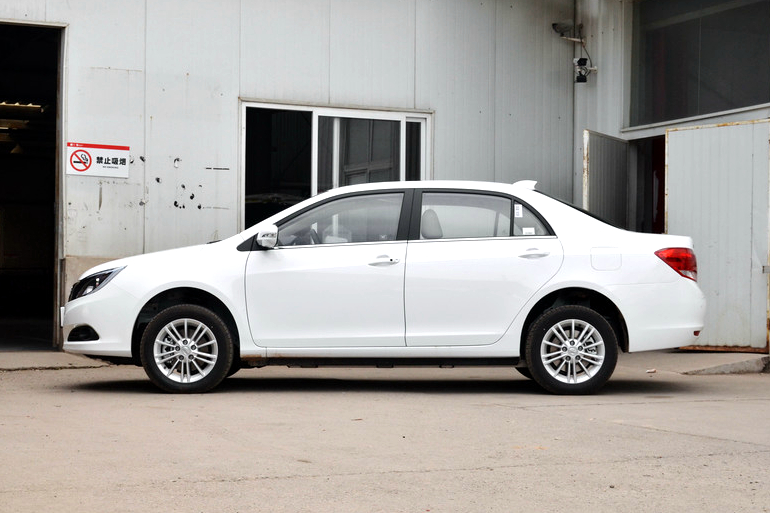 幅式轮圈倒是显得颇为有新意,车身尺寸长宽高依旧是4680/1765/1500mm