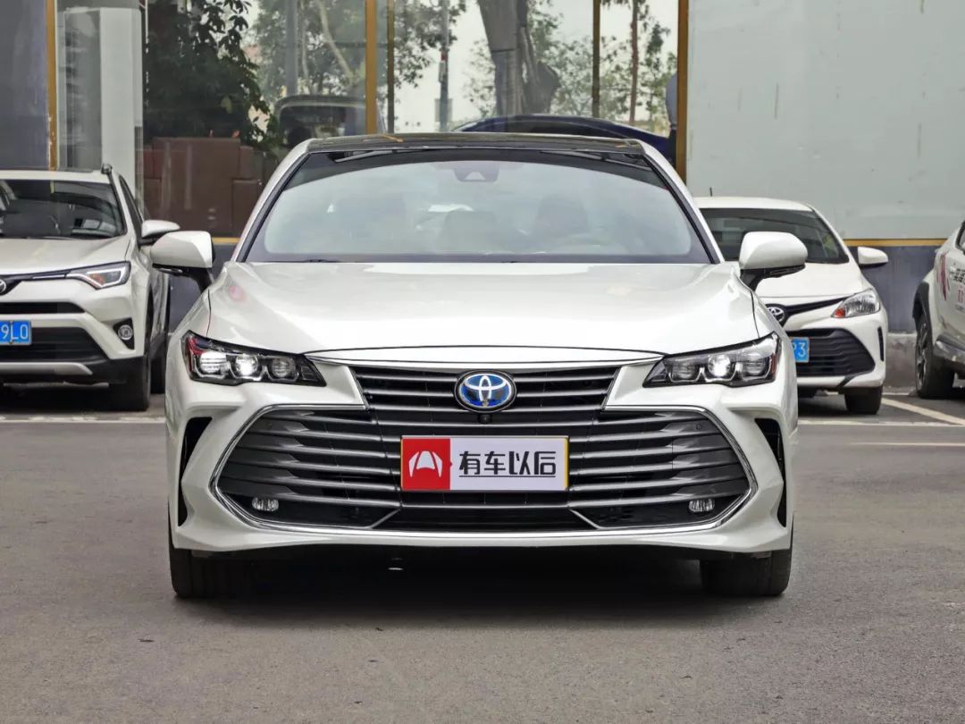 丰田全新中型轿车刚刚到店,前脸霸气,空间接近c级车
