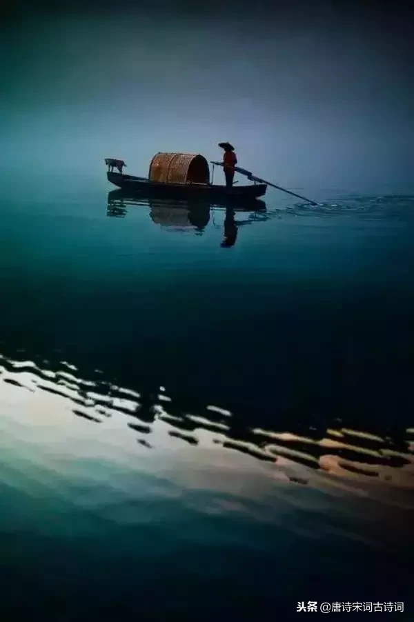 一酒一舟，一人独钓一江秋，冬夏轮回中，独去江边做渔夫