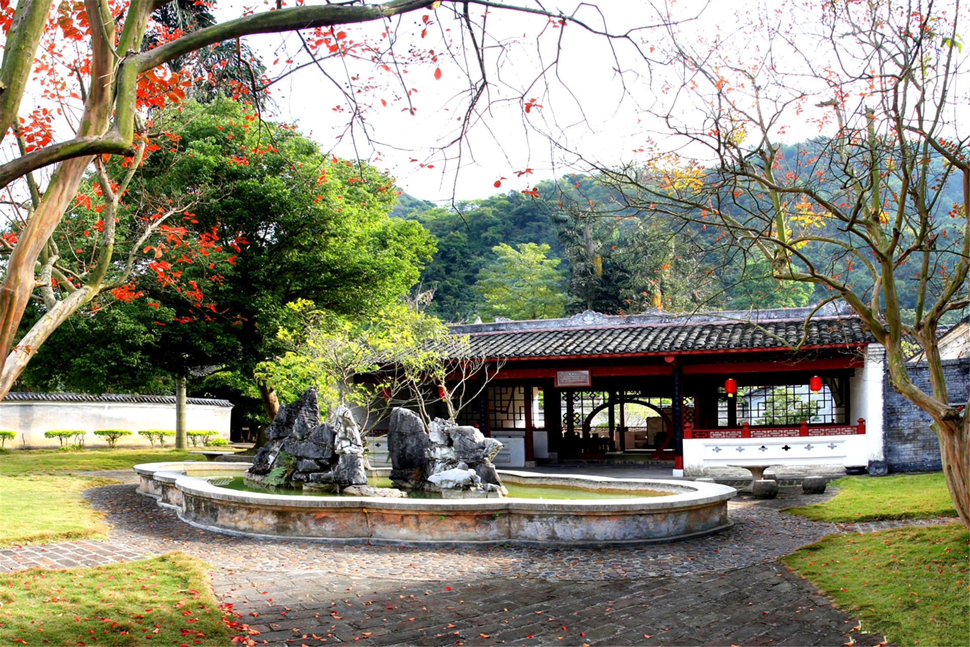 忻城莫土司衙署国家aaaa级景区7个:金秀莲花山,金秀圣堂湖,金秀圣堂山