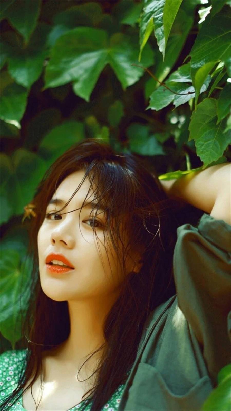 马思纯身着针织衫搭配高腰皮裙现身展会,性感迷人