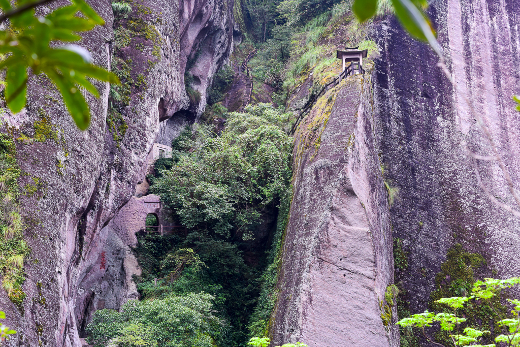 福建天游峰，不仅是世界遗产武夷山的主景，也是亚洲最大单体岩石